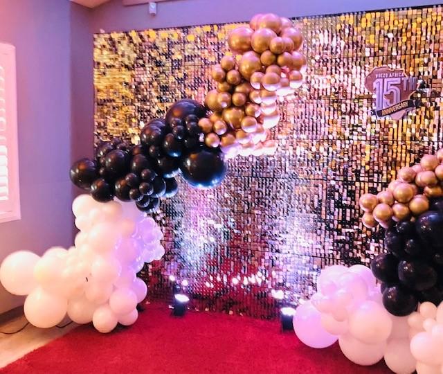 Shimmery Wall & Balloons - My Party Genie